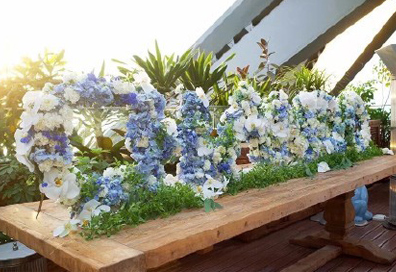 Joy Flower为芭莎活动设计以永生花蓝白颜色搭配的花球装饰会场